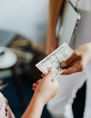 تحويلات العائلة من الدولار أو اليورو إلى الريال: حساب القيمة الفعلية وتفادي المفاجآت المالية