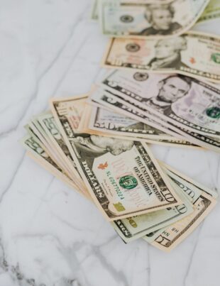 كيف تُقسِّم دخلك على حسابات بنكية لتقليل المصاريف وتعزيز الادخار