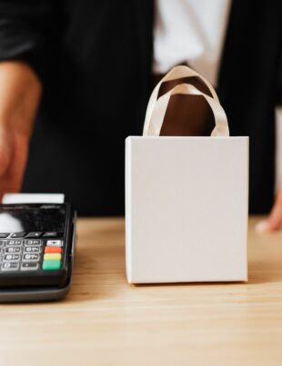 كيف تختار بطاقة ائتمان تُحوّل مشتريات الهدايا إلى نقود حقيقية