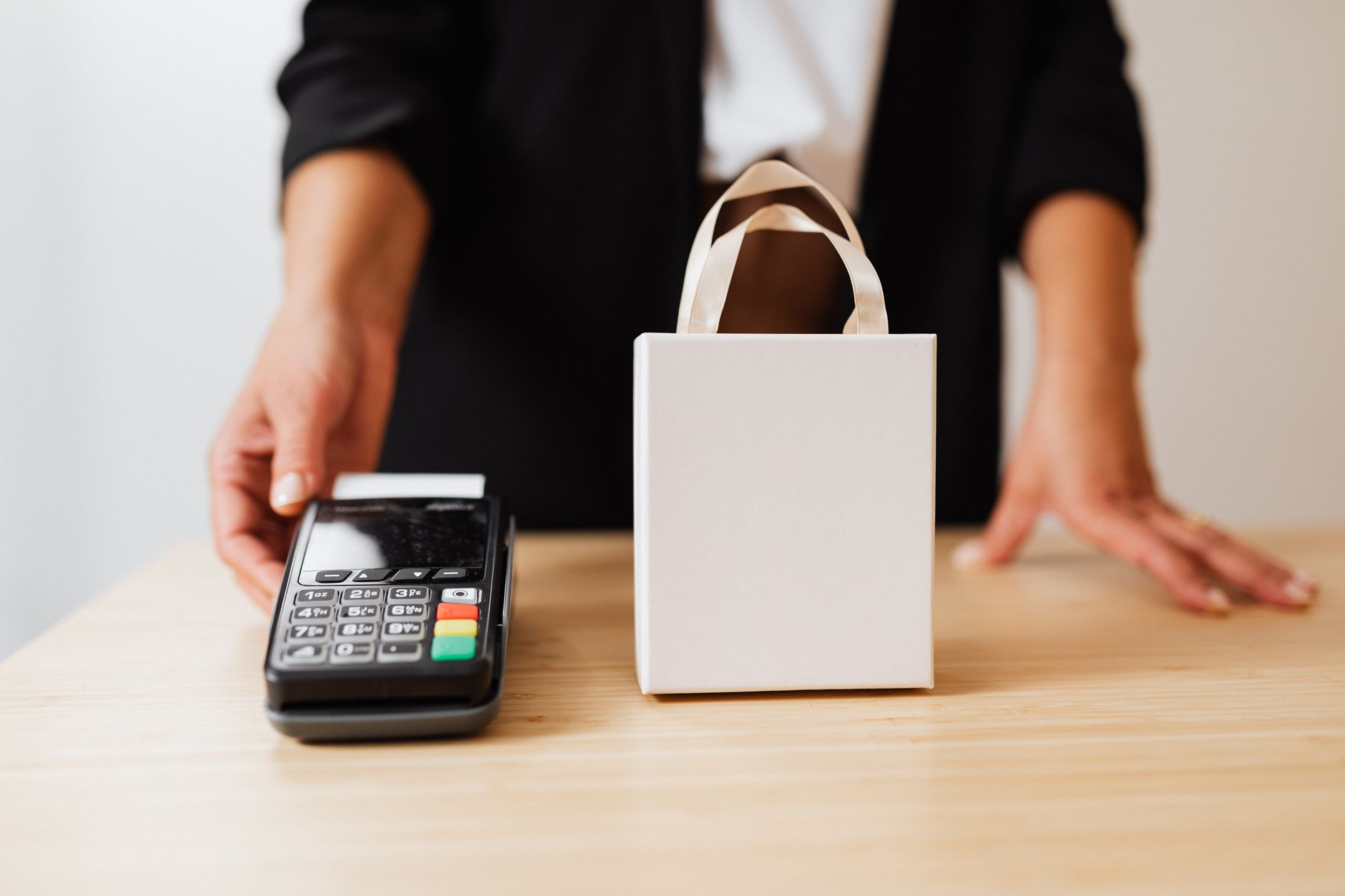 كيف تختار بطاقة ائتمان تُحوّل مشتريات الهدايا إلى نقود حقيقية