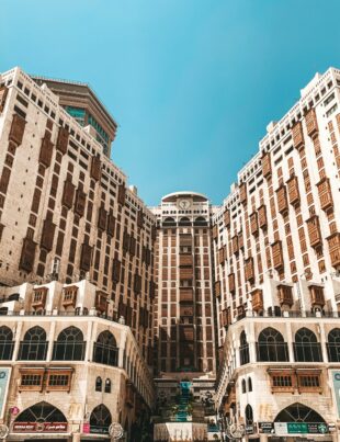 السياحة المفتوحة في السعودية: هل ستحول ميزان التجارة في ظل تقلب أسعار النفط؟