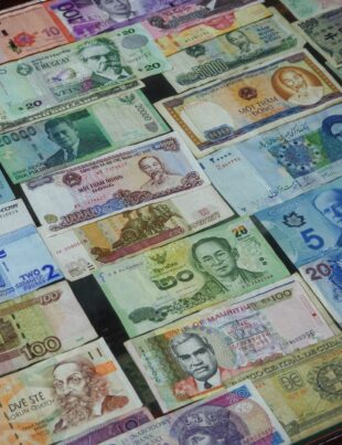 كيف تستغل العروض الترويجية للبنوك السعودية لتقليل خسارة تحويل الدولار واليورو إلى الريال