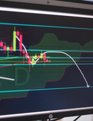استراتيجية القنوات السعرية لتوقيت صفقات الأسهم في السوق العربية