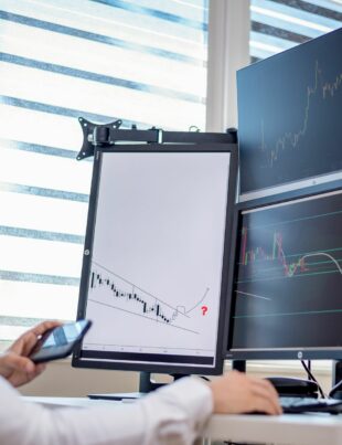 كيف تحكم في تحيزاتك السلوكية وتستفيد منها في تداول الأسهم