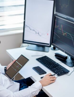 التحليل المتعدد الإطارات: سر توقيت صفقات الأسهم العربية بدقة