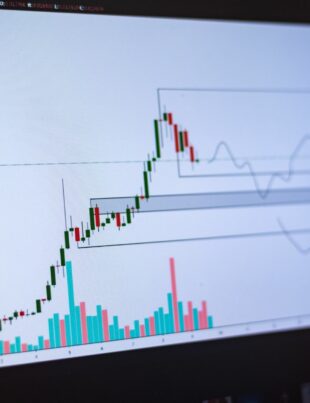هل ينعكس ارتفاع الذهب على يورو/دولار؟ دليل عملي لتوقع تحركات EUR/USD عبر أسعار السلع