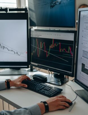 كيف تستغل مؤشر القوة النسبية لتحديد فرص EUR/USD بين الفجوات السعرية