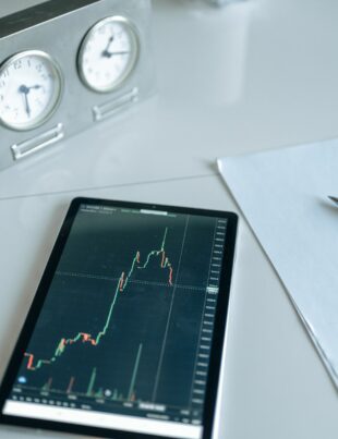 خطة خروج زمني في تداول الأسهم: تنظيم الصفقات بوقت ثابت بدلاً من السعر