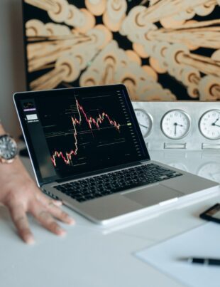 كيف تستغل تدفق الأموال المؤسسية لتحديد أسهم رائدة في السوق العربية