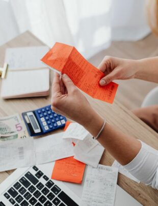 حساب ضريبة القيمة المضافة عندما تجمع بين خدمات ومنتجات في فاتورة واحدة