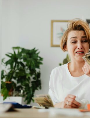 قرض شخصي لتسوية الديون المتعددة: دليل عملي لتبسيط التزاماتك المالية