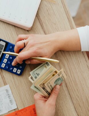 المحاسبة للأفراد: كيف تدير أموالك بفعالية باستخدام برنامج محاسبة وتطبيقات مالية