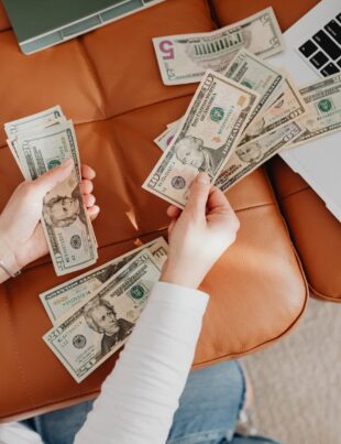 دفع المراحل في الفريلانس: سر تدفق نقدي ثابت