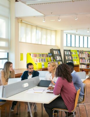 كيف يؤثر تقلب أسعار النفط على قروض الطلاب في السعودية وما سبل التخفيف منه