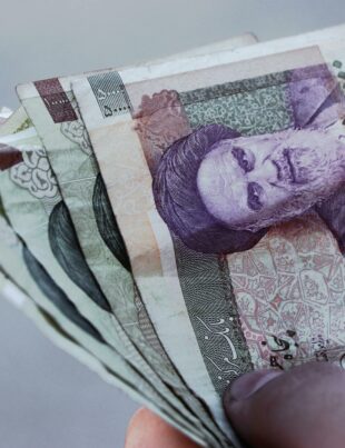 كيف تؤثر أسعار النفط على سعر الدولار واليورو مقابل الريال السعودي؟