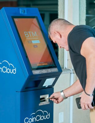 تحويل الدولار واليورو إلى الريال عبر العملات الرقمية: خطوة عملية لتقليل الخسارة
