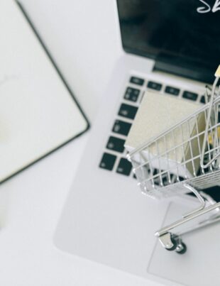كيف تحسب ضريبة القيمة المضافة على المبيعات والعمولات في المنصات التجارية بالسعودية