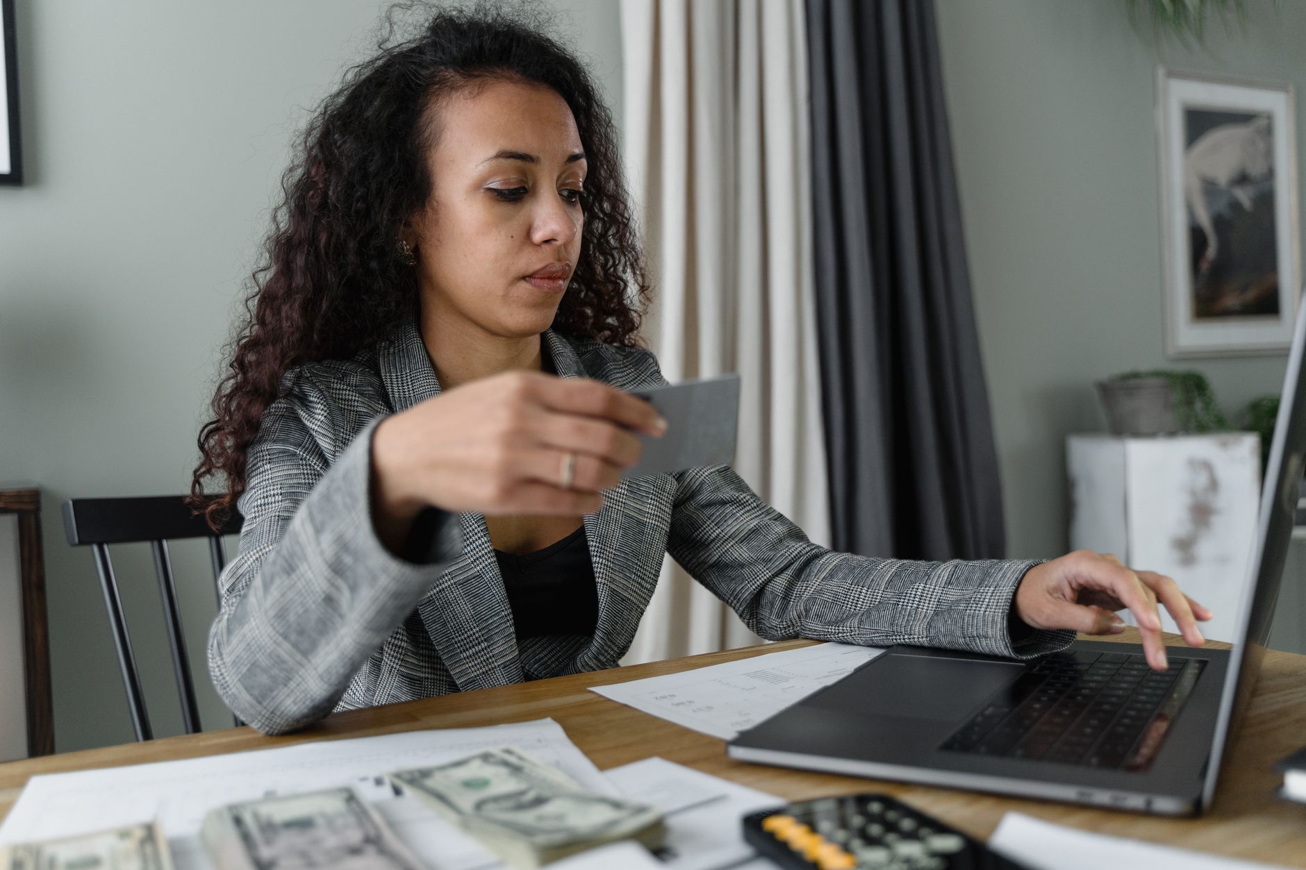 كيف تختار بطاقة ائتمان تحول فواتير المنزل إلى مكافآت نقدية