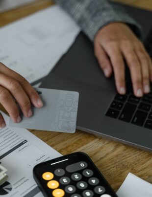 بطاقة الائتمان كمنظم للإنفاق العائلي: كيف تحول كل معاملة إلى بيانات واضحة ومكافآت