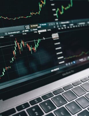 كيف تستفيد من دوران القطاعات لتوقيت صفقات الأسهم في السوق العربية