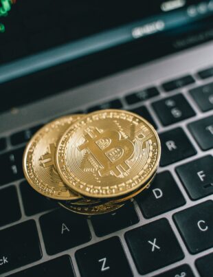 كيف تجمع بين الذهب والعملات الرقمية في محفظة استثمارك