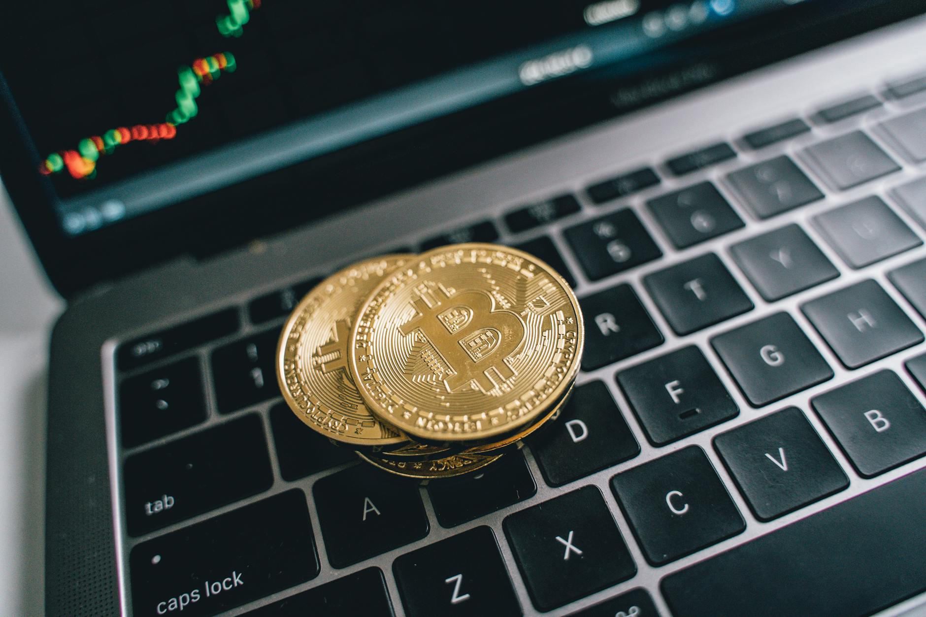كيف تجمع بين الذهب والعملات الرقمية في محفظة استثمارك