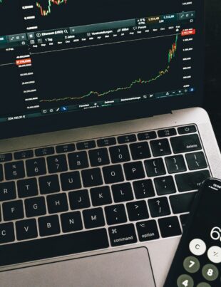 بين الحفظ المباشر وصناديق البيتكوين: أي خيار يناسب المستثمر العربي؟