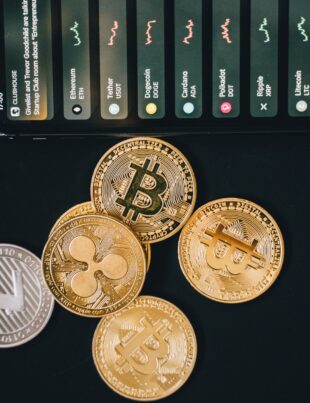 دليل شامل للعملات الرقمية: من البيتكوين إلى محافظك الآمنة
