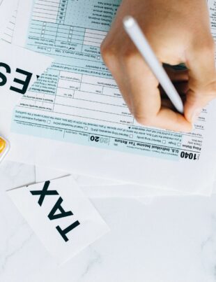 إقرار ضريبي للموظف بدخل مزدوج: كيف تنظم راتبك مع عملك الحر دون أخطاء