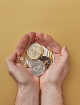 الذهب والفضة: كيف تتحكم في تقلبات الأسعار دون أن يسيطر القلق على قراراتك
