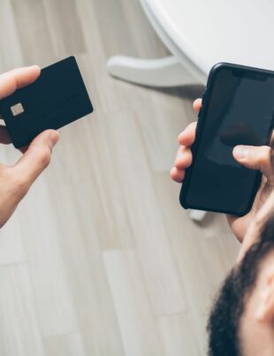 ما يميز بطاقة الائتمان التي تكافئك عند الدفع عبر هاتفك
