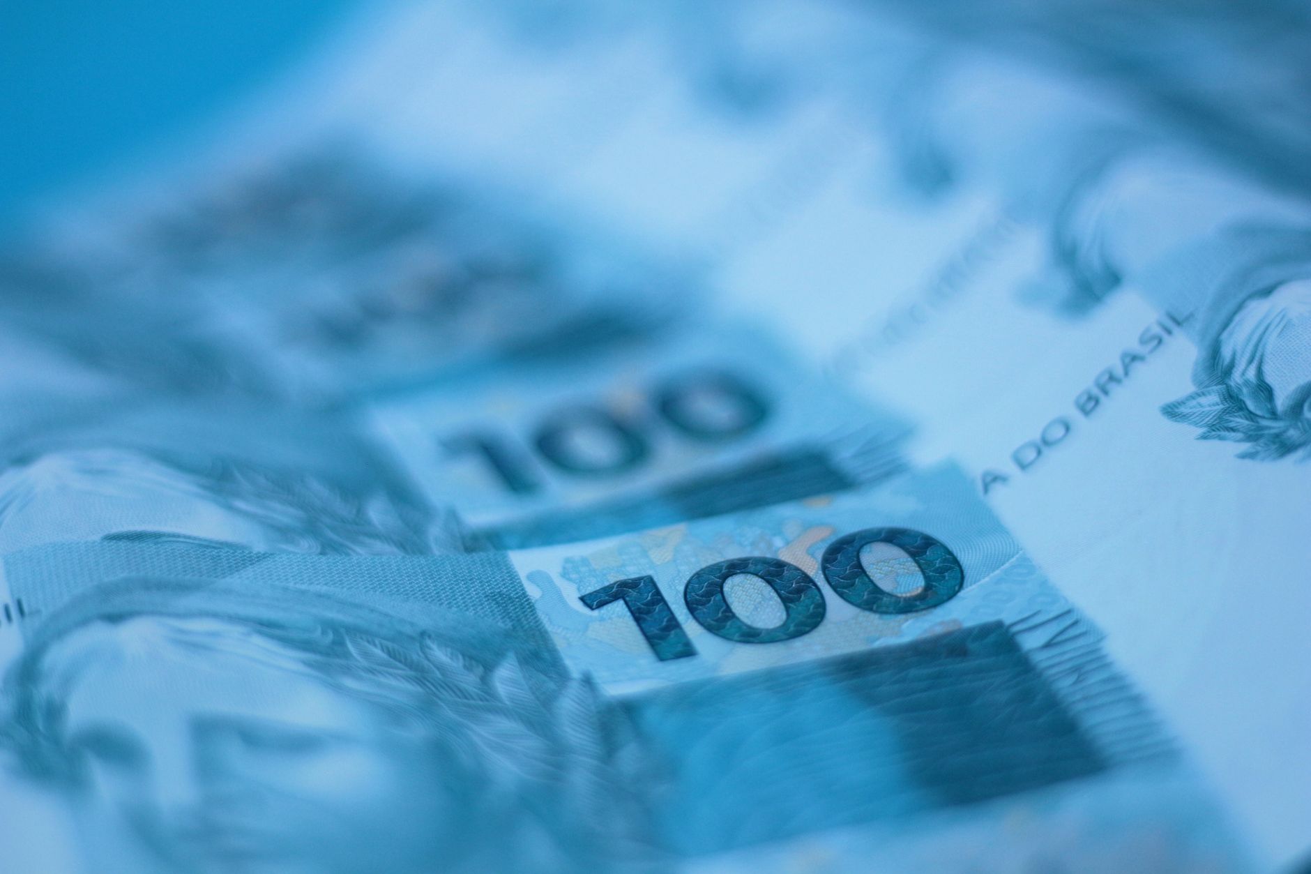 كيف تُغيّر أسعار الفائدة الأمريكية والأوروبية قيمة الدولار واليورو أمام الريال السعودي