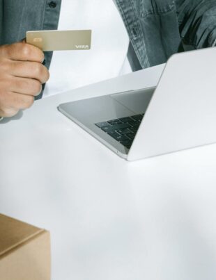 كيف تشتري تأمينك عبر الإنترنت بثقة وتتفادى الأخطاء الشائعة