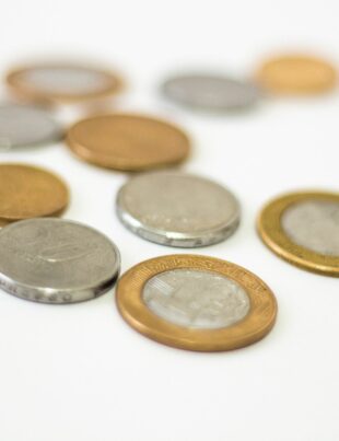 ابدأ بالذهب والفضة بميزانية محدودة: دليل عملي للمستثمر العربي الجديد