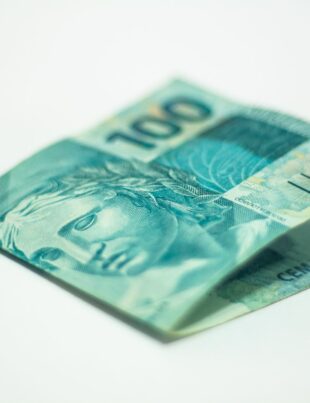 كيف تستغل توقيت إعلان سعر الصرف الرسمي لتقليل خسارة تحويل الدولار واليورو إلى الريال