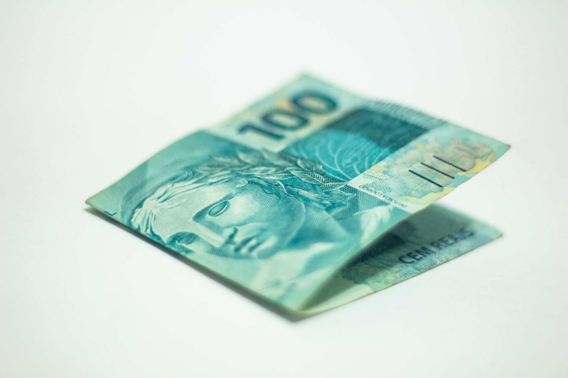 كيف تستغل توقيت إعلان سعر الصرف الرسمي لتقليل خسارة تحويل الدولار واليورو إلى الريال