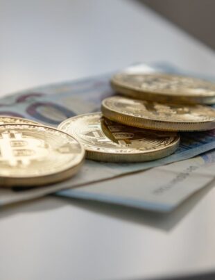 تحويل الدولار أو اليورو إلى ريال عبر شبكة الأقران: خطوة عملية لتقليل الخسارة