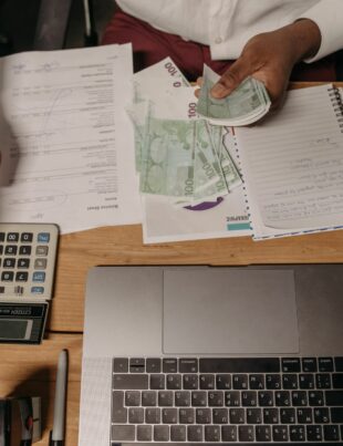 خطوات عملية للوافدين الجدد لفتح حساب بنكي وتجنب الرسوم الزائدة