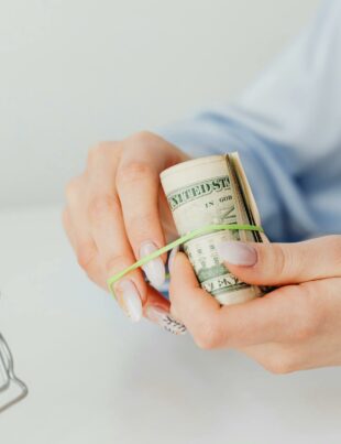 كيف أوفر المال بذكاء: دليل شامل للتوفير والميزانية