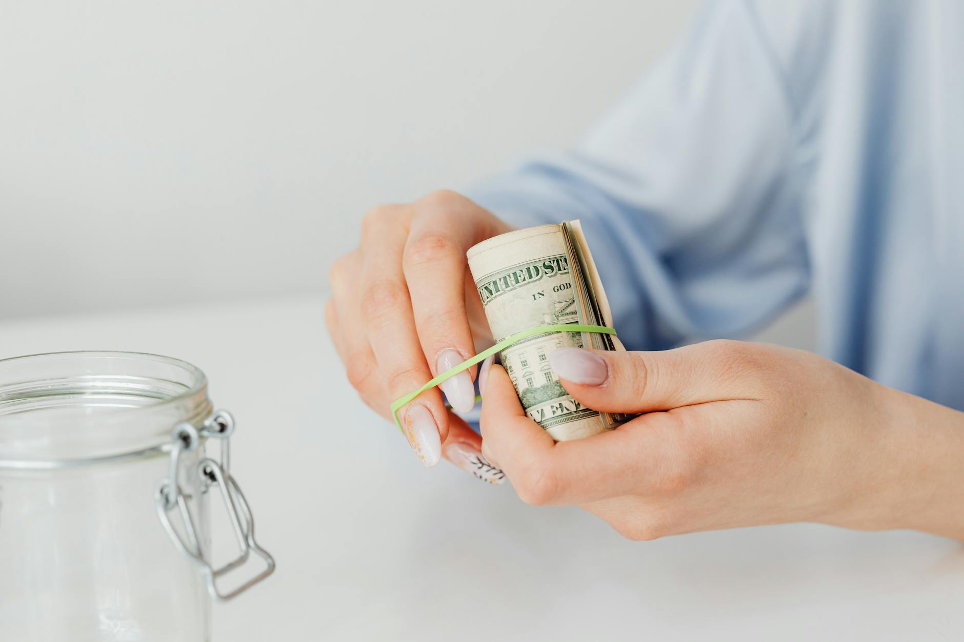 كيف أوفر المال بذكاء: دليل شامل للتوفير والميزانية