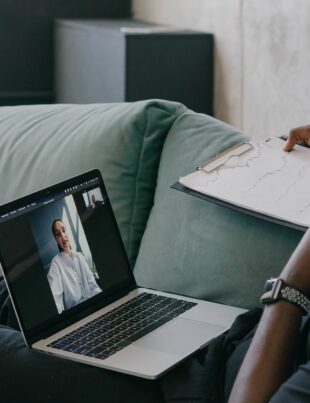 كيف تحوِّل خبرتك المالية إلى استشارات شخصية عبر الإنترنت وتضمن دخلًا ثابتًا