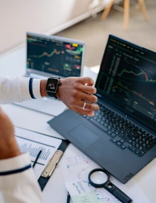 كيف تختار أوقات النشر المثلى لزيادة مبيعات الأفيلييت على يوتيوب وتيك توك