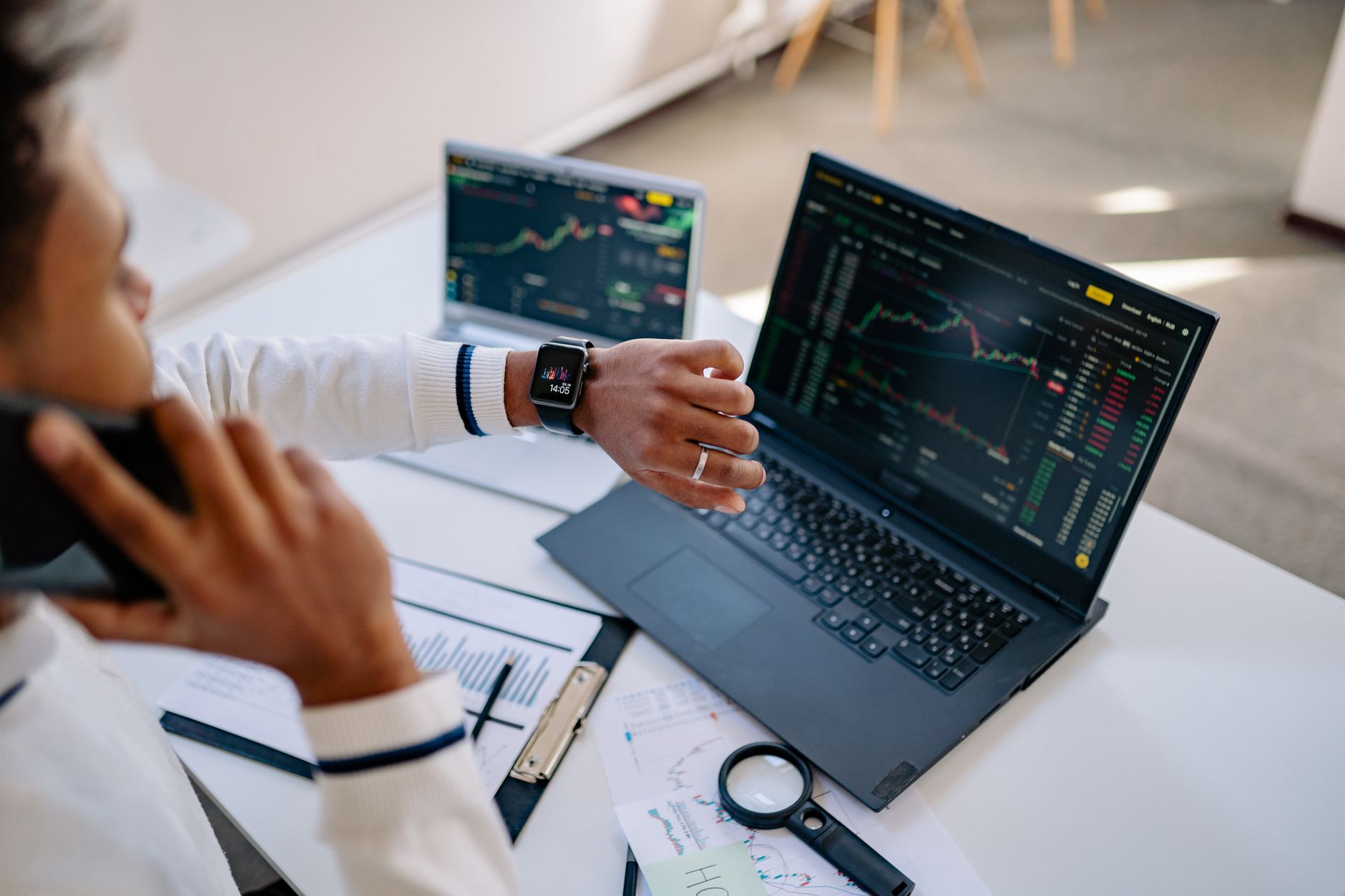 كيف تختار أوقات النشر المثلى لزيادة مبيعات الأفيلييت على يوتيوب وتيك توك