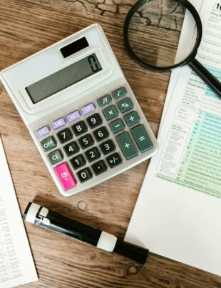 كيف توفق بين ضريبة الدخل والضريبة المقتطعة على الرواتب في إقرارك الضريبي