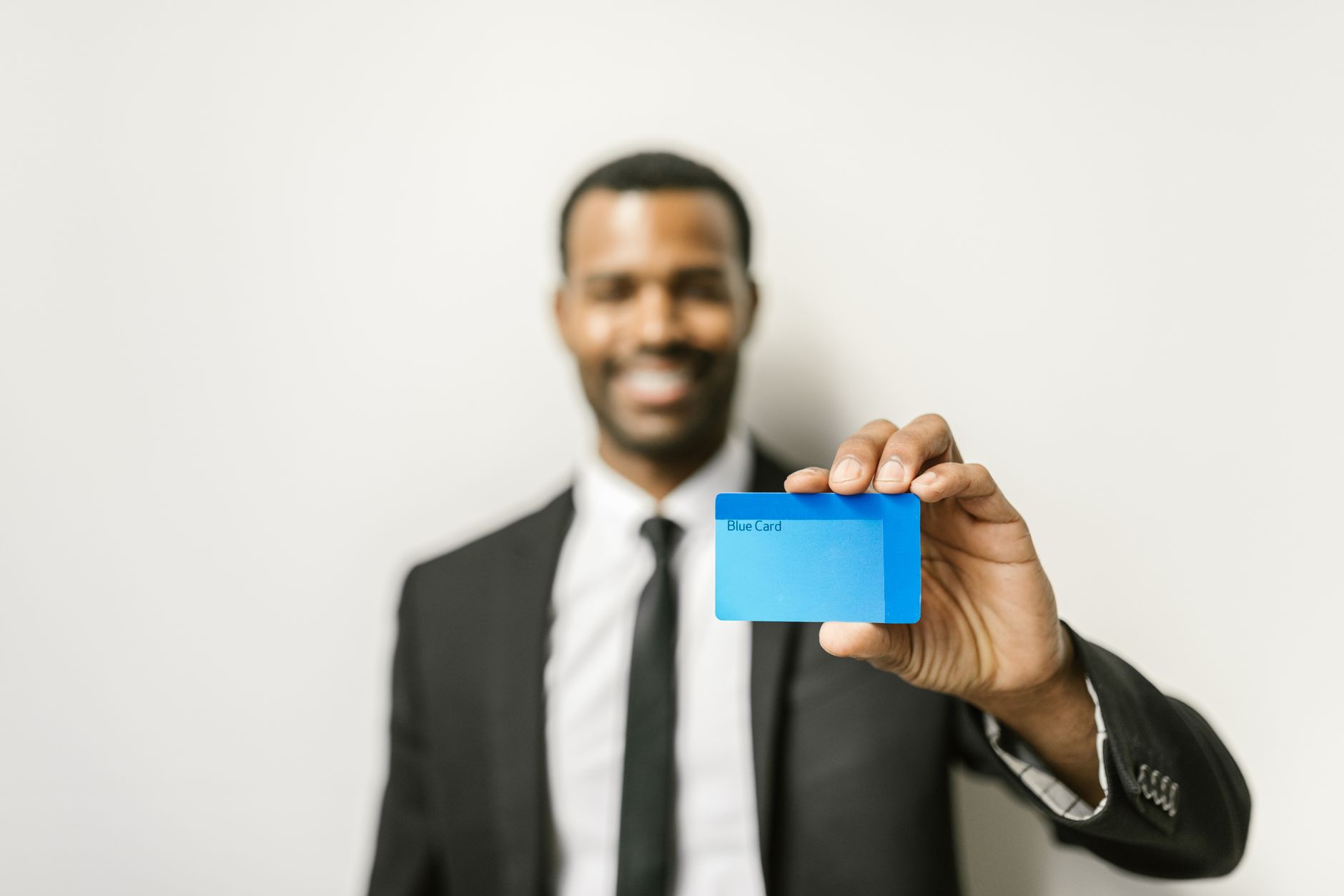 دليل اختيار أفضل البنوك لفتح حساب بنكي وإدارة بطاقة ائتمان وحساب توفير