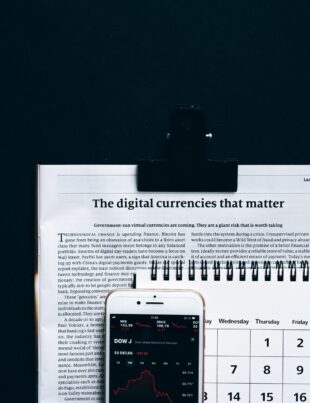التحويل الذكي: متى تسحب الدولار لتقليل خسارة الريال؟