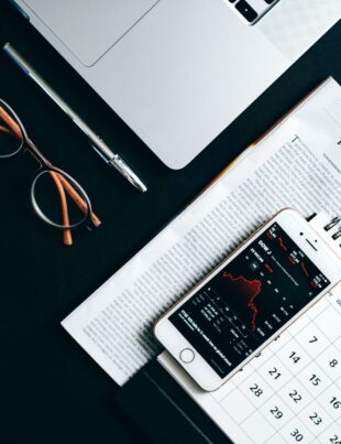 كيف تستغل تقويم الأخبار الاقتصادية لتوقيت تداول الأسهم بفعالية