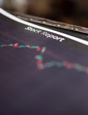 كيف تستغل تقاطع المتوسطات المتحركة لتحديد صفقات أسهم دقيقة في السوق العربية