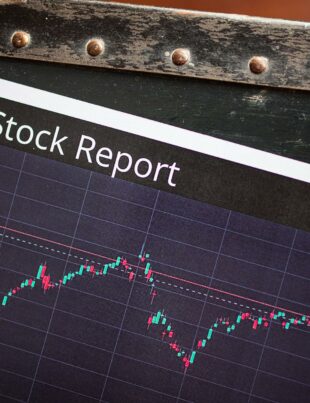 كيف تستفيد من المراجحة في تداول الأسهم وتحقق أرباحاً ثابتة