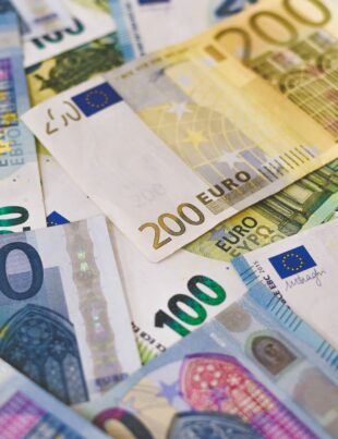 تحويل العملات على دفعات: تقليل مخاطر تقلب السعر قبل تحويل الدولار أو اليورو إلى الريال